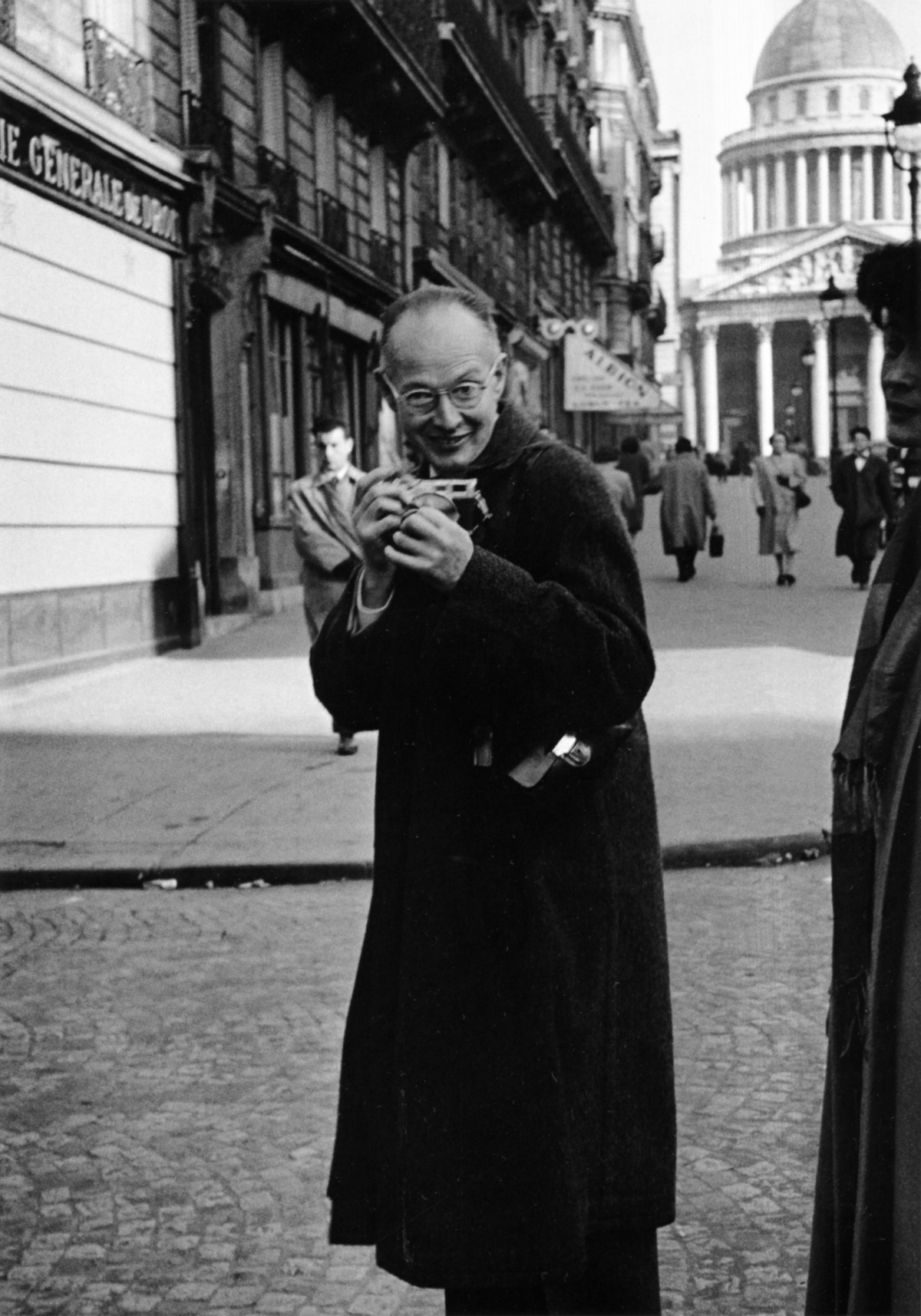 Portrait_of_Henri_Cartier-Bresson_-_Paris_-_1954_-photographeparisien